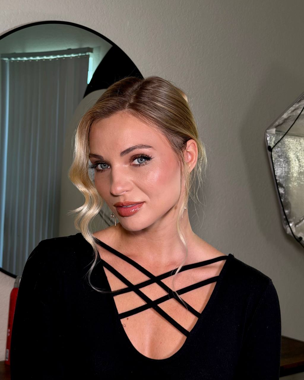 Blonde soft glam with waves